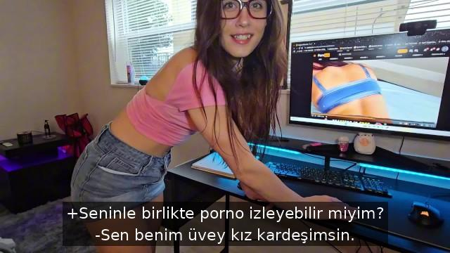 Cilveli Sürtük Porno İzlerken Bastığı Üvey Kardeşini Gerçek Bir Sikişe Çekiyor