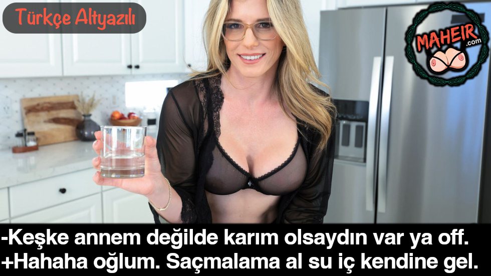 Gecelikleriyle Evde Gezen Annesinin Mallara Bakıp İç Geçirdi